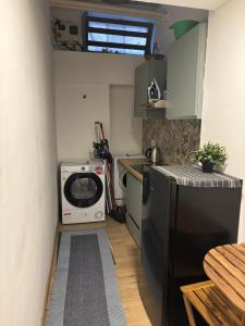 eine kleine Küche mit Kühlschrank und Mikrowelle in der Unterkunft Milano underground in Mailand + 32 Fotos