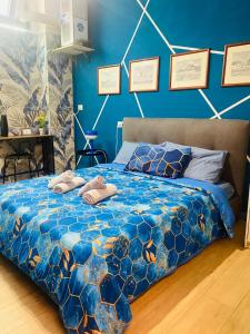 ein blaues Bett mit zwei Handtüchern darauf in der Unterkunft Milano underground in Mailand