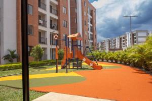 Herní místnost nebo prostor pro děti v ubytování Beautiful view and pool, minutes from Cali