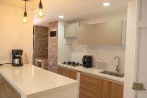 Kuchyň nebo kuchyňský kout v ubytování Beautiful view and pool, minutes from Cali