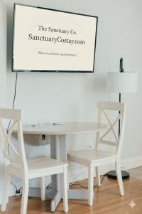 Μια τηλεόραση ή/και κέντρο ψυχαγωγίας στο Cozy Farmhouse Apartment in Bristol 2 bed 1 bath