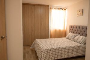 Postel nebo postele na pokoji v ubytování Beautiful view and pool, minutes from Cali