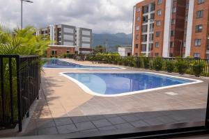 Bazén v ubytování Beautiful view and pool, minutes from Cali nebo v jeho okolí