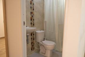 Koupelna v ubytování Beautiful view and pool, minutes from Cali + 16 fotografií