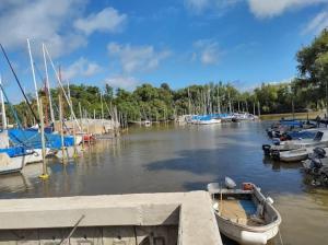 Θέα στο ποτάμι κοντά σε αυτό το διαμέρισμα