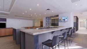 Una cocina o cocineta en Modern Studio • Gym + Lounge with Pool Table