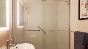 Un baño de Modern Studio • Gym + Lounge with Pool Table 36 fotos más