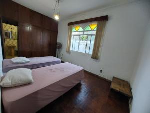 Кровать или кровати в номере Hostel Mariah ,comidaria e lanchonete