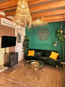 Et tv og/eller underholdning på Apartamentos de la Huerta