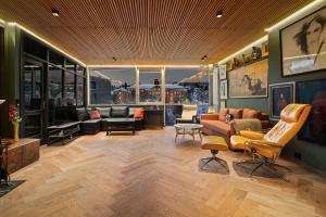 un soggiorno arredato con vista sulla città di The Gallery Penthouse by Paramount a Tromsø Altre 18 foto