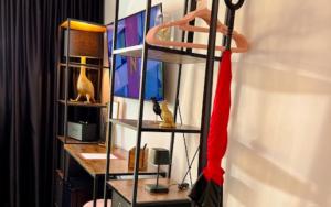 Flora und Fauna by Kamelu في غينغنباخ: غرفة بها رف عليه مزهريات