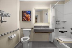 un bagno con un water, un lavandino e uno specchio di Candlewood Suites - Texas City by IHG a Texas City Altre 30 foto