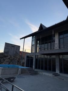 una casa con una piscina di fronte di LusakertHouse a Nor Gyugh