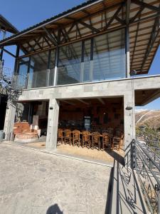 un edificio con un mucchio di tavoli e sedie di LusakertHouse a Nor Gyugh