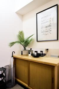 een bureau met een potplant erop bij New Open! Central Kobe 最大9名 三宮,元町,中華街,北野へアクセス抜群 長期宿泊設備充実 in Kobe