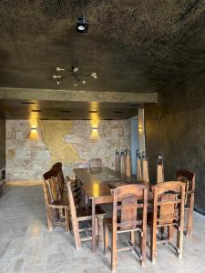 una sala da pranzo con tavolo e sedie in legno di LusakertHouse a Nor Gyugh