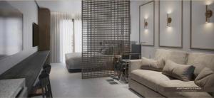 un soggiorno con un divano e una televisione di Pyrenéus Residence a Pirenópolis