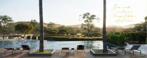 un rendering di una piscina con sedie e una fontana di Pyrenéus Residence a Pirenópolis