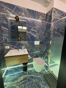 ein Badezimmer mit Waschbecken, Dusche und Toilette in der Unterkunft Milano underground in Mailand