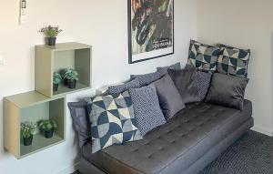 Khu vực ghế ngồi tại 5 Bedroom Beautiful Apartment In Hasle +14 ảnh