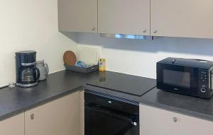 Nhà bếp/bếp nhỏ tại 5 Bedroom Beautiful Apartment In Hasle