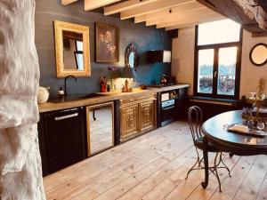une cuisine avec une table et une table ainsi qu'une salle à manger dans l'établissement The Mystical Suite, à Anvers 15 autres photos