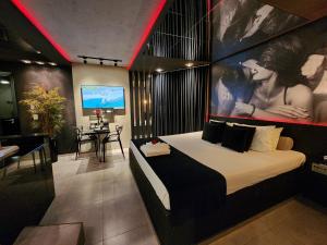 a bedroom with a large bed with a large painting on the wall at Florence Motel Spa - Santa Rosa-RS in Santa Rosa