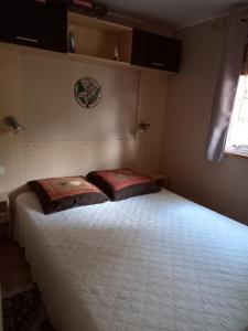 Le Gaoucher في فيل سانت غيرونز: غرفة نوم بها سرير أبيض كبير في الغرفة