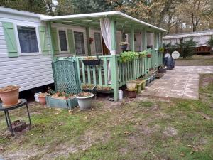 Le Gaoucher في فيل سانت غيرونز: منزل به شرفة مع نباتات الفخار