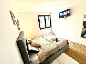 a small bedroom with a bed in a room at CC Room Gaia in Bicas