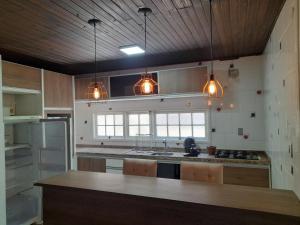 una cocina con encimera y algunas luces en Kitnet Praia do Porto, en Imbituba