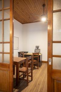 Un comedor con mesa y sillas en HOSTEL COLIVING STUDIO JUNIN, en Junín