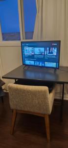 Μια τηλεόραση ή/και κέντρο ψυχαγωγίας στο Private room on upper floor