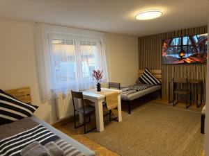 ARCOS Apartment - Geräumige 3-Zimmer-Wohnung mit 8 Einzelbetten - Perfekt für Familien, Gruppen oder Monteure في كابل غرافنهاوسن: غرفة معيشة بها طاولة وأريكة