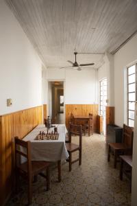 Una habitación con un juego de ajedrez sobre una mesa con sillas. en HOSTEL COLIVING STUDIO JUNIN, en Junín
