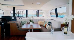 Χώρος καθιστικού στο Let's go catamaran