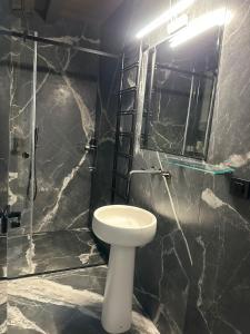 ein Badezimmer mit einer weißen Toilette und einem Spiegel in der Unterkunft Apartman Stotka in Kopaonik + 7 Fotos