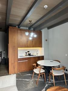 eine Küche mit Tisch und Stühlen in einem Zimmer in der Unterkunft Apartman Stotka in Kopaonik