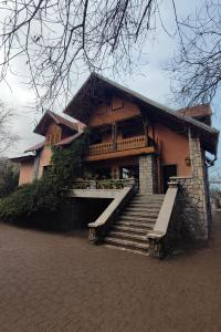 Budova, kde se prázdninový dům nachází