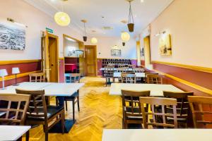 a dining room with tables and chairs at Hotel Punta me Torreblanca Palace in Guadarrama