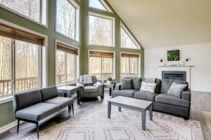 ein Wohnzimmer mit Sofa, Stühlen und Fenstern in der Unterkunft Winter Linden Escape Family Home and Gym in Front Royal