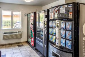 una tienda con dos máquinas de refrescos en una habitación en Motel 6-Bakersfield, CA - East, en Bakersfield