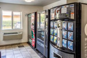 ein Gemischtwarenladen mit zwei Soda-Maschinen in einem Zimmer in der Unterkunft Motel 6-Bakersfield, CA - East in Bakersfield