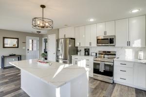 eine Küche mit weißen Schränken und einer großen weißen Insel in der Unterkunft Winter Linden Escape Family Home and Gym in Front Royal