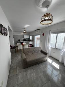 ein Wohnzimmer mit Couch und ein Esszimmer in der Unterkunft Departamento con patio y garaje y parrilla in San Fernando del Valle de Catamarca