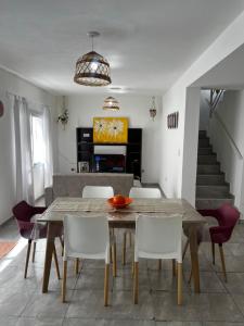 ein Esszimmer mit Tisch und Stühlen in der Unterkunft Departamento con patio y garaje y parrilla in San Fernando del Valle de Catamarca