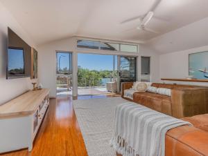 un soggiorno con un divano e un tavolo di Creekfront Escape with Stunning Water Views a Pottsville