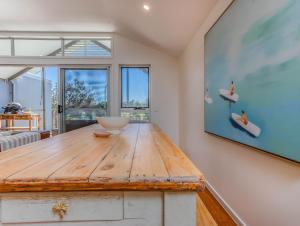 un tavolo di legno in una stanza con un grande dipinto sul muro di Creekfront Escape with Stunning Water Views a Pottsville