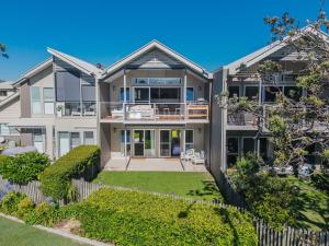 una vista esterna di una casa con recinzione di Creekfront Escape with Stunning Water Views a Pottsville