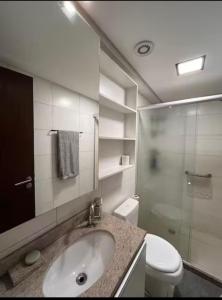 un bagno con lavandino, WC e doccia di Flat no Hotel Beach Class By HOM a Recife